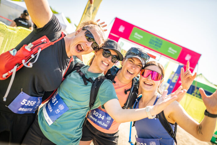 Quatre femmes prenant un selfie devant l’entrée de la course.